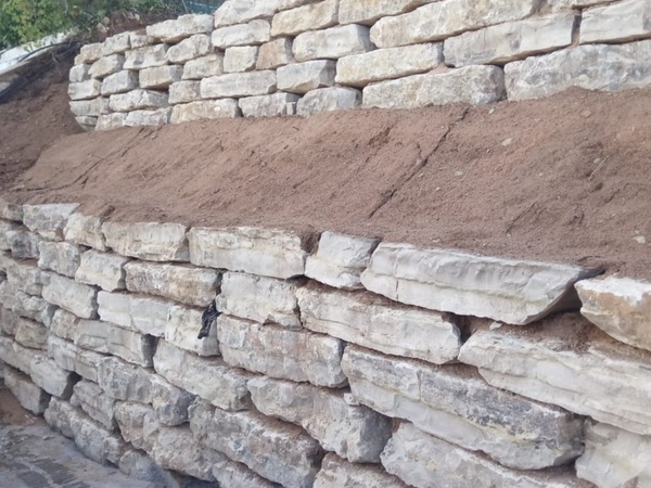 Què són els murs de contenció i qui els realitza?