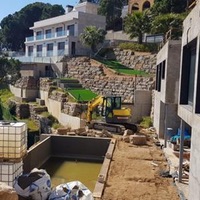 Construcción de muros de roca en Rocagrosa de Lloret de Mar